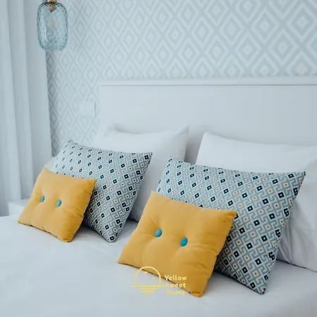 Yellow Sweet Home - Maria, Beatriz E Marbia