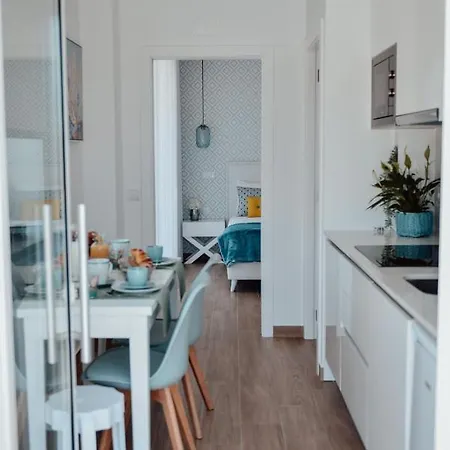 Yellow Sweet Home - Maria, Beatriz E Marbia