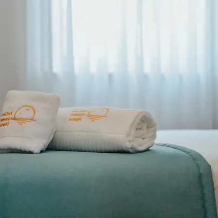 Yellow Sweet Home - Maria, Beatriz E Marbia