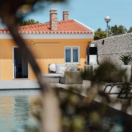 Yellow Sweet Home - Maria, Beatriz E Marbia *